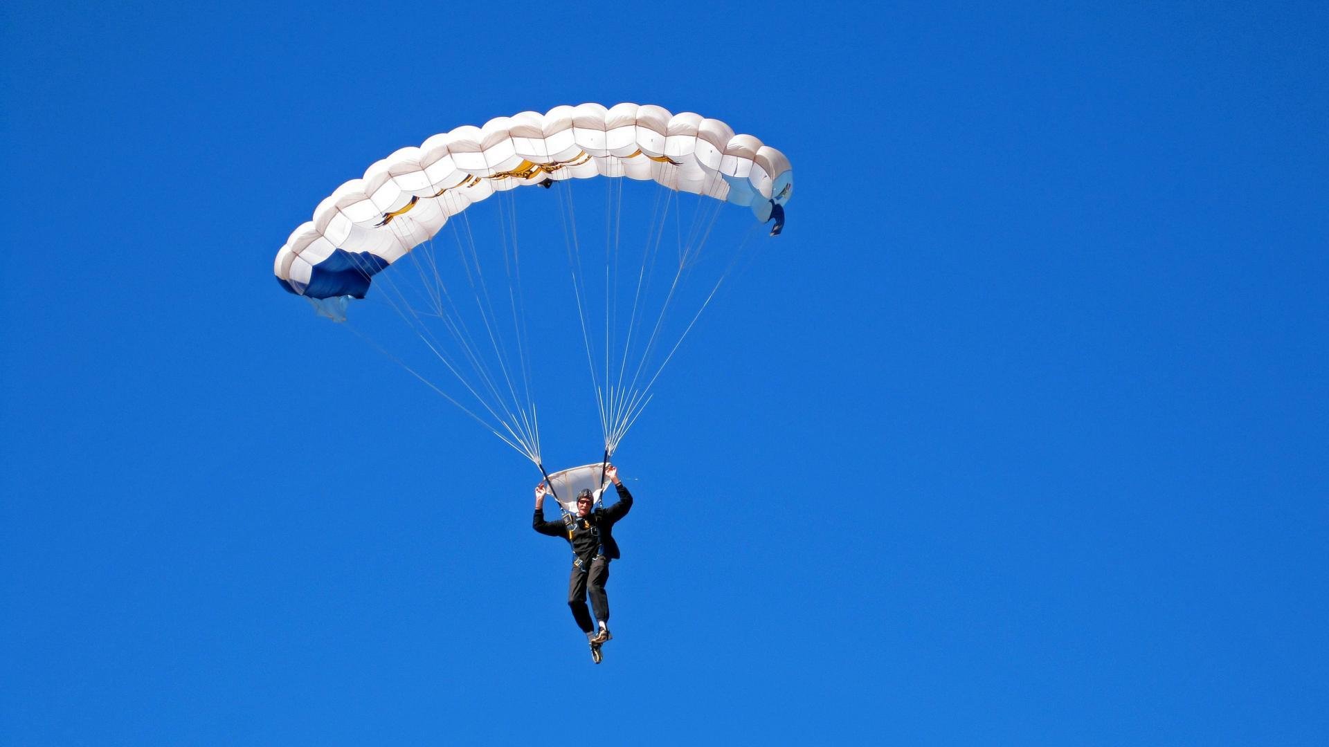 王朝暗礁与铁王座轰鸣，当国王的铁蹄踏碎十冠长廊